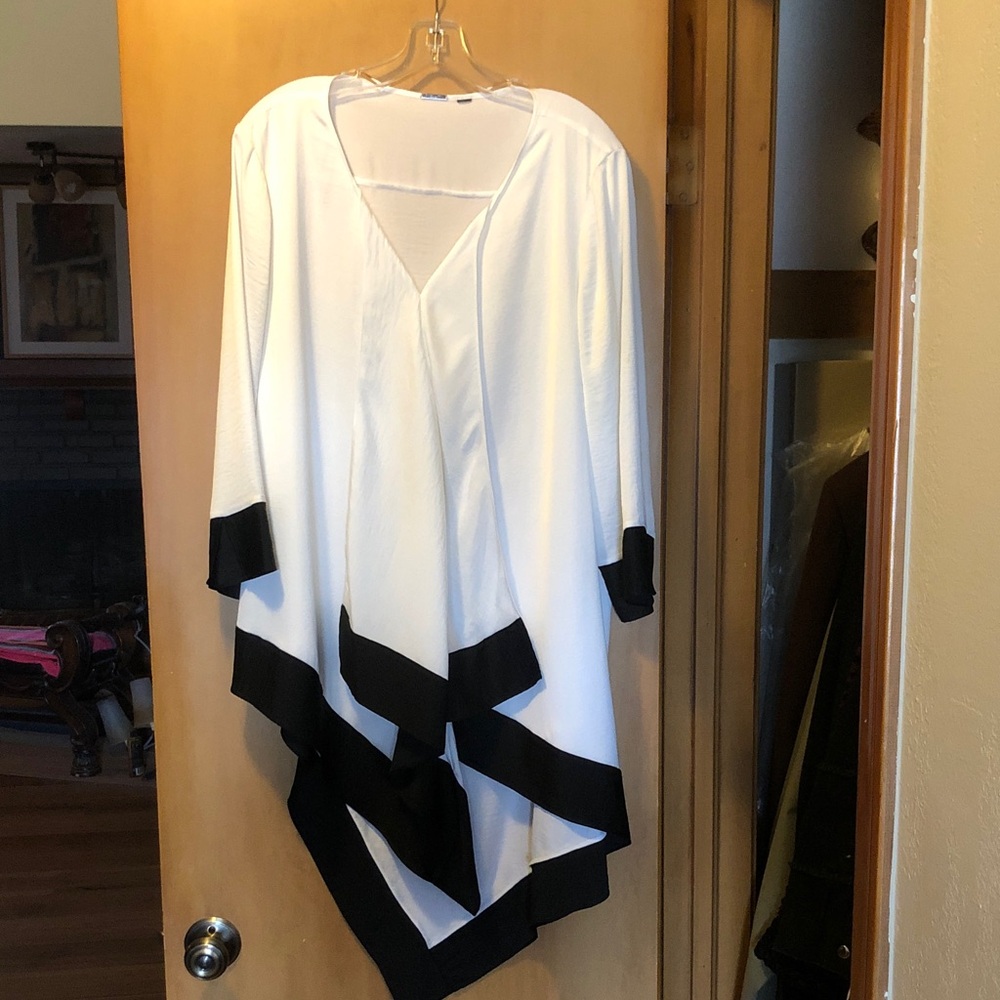 Black Label by chico’s White and Black V-neck Flowy Hi-lo Tunic Top size L? XL?